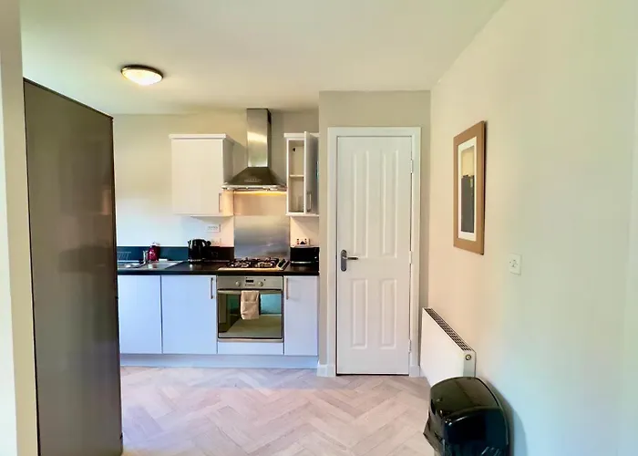 Stylish With Free Parking Near Town Glasgow