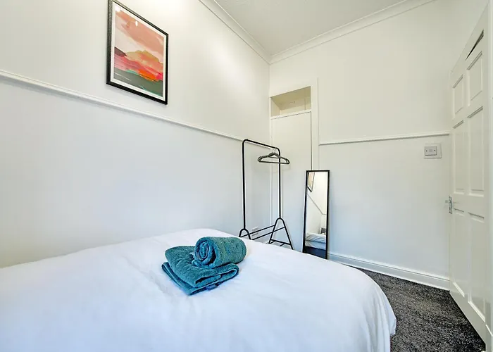 3br Flat Near Maryhill Park And West End With Parking 格拉斯哥