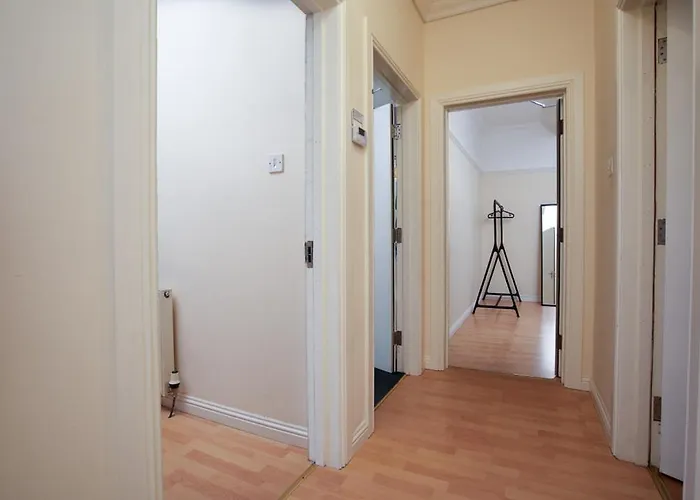 Group 3br Close To Hydro And Secc With Parking