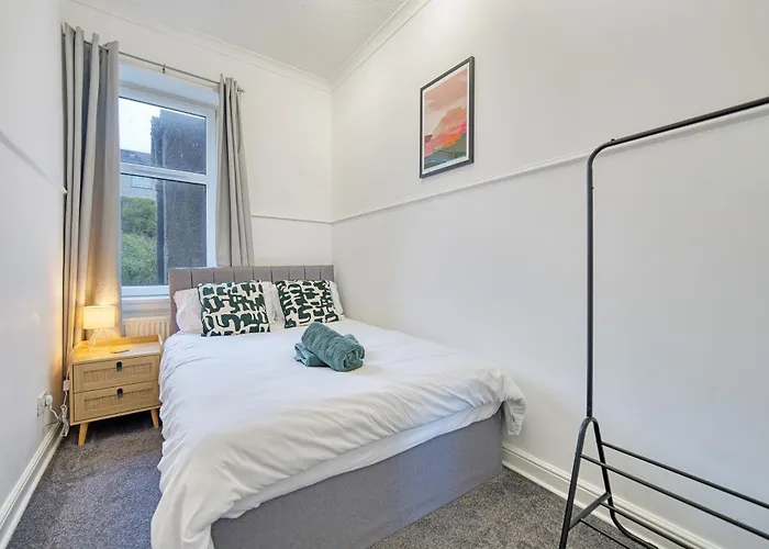 3br Flat Near Maryhill Park And West End With Parking 公寓