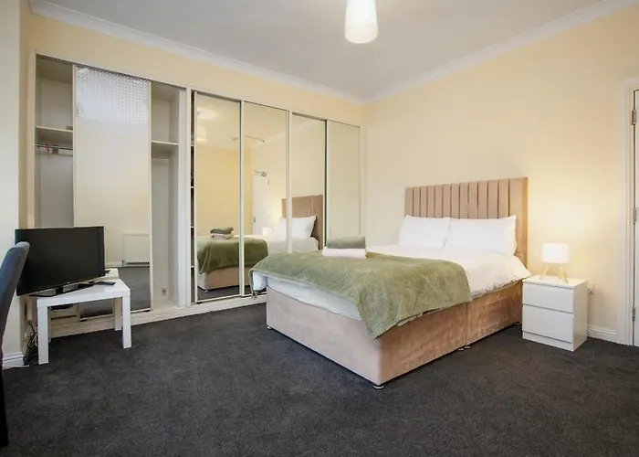 Group 3br Close To Hydro And Secc With Parking *