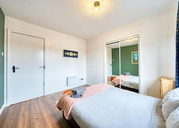 New Slick Finnieston Pad W/ Free Parking *