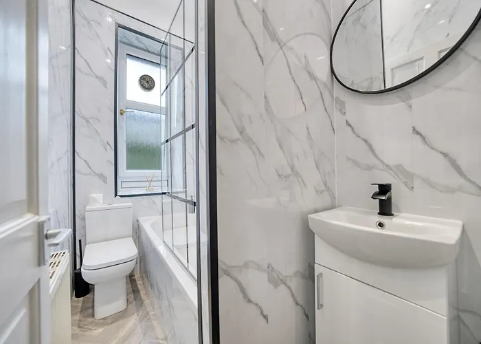 3br Flat Near Maryhill Park And West End With Parking 公寓