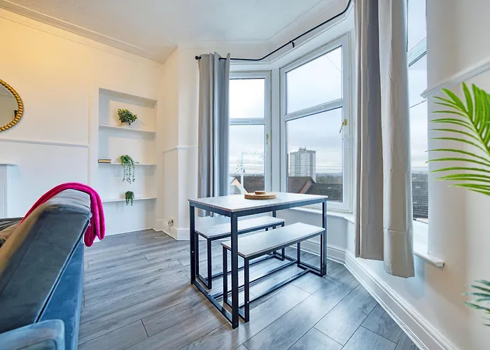 3br Flat Near Maryhill Park And West End With Parking 格拉斯哥