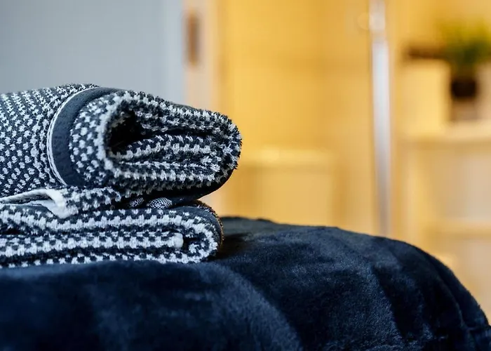 5 Bed Finnieston Skyhigh Duplex With Parking Glasgow