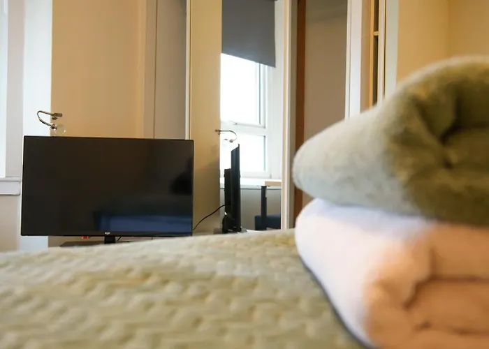 Group 3br Close To Hydro And Secc With Parking *