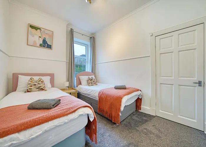 3br Flat Near Maryhill Park And West End With Parking 公寓