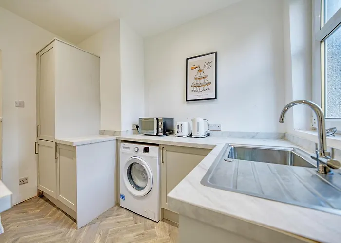 公寓 3br Flat Near Maryhill Park And West End With Parking *