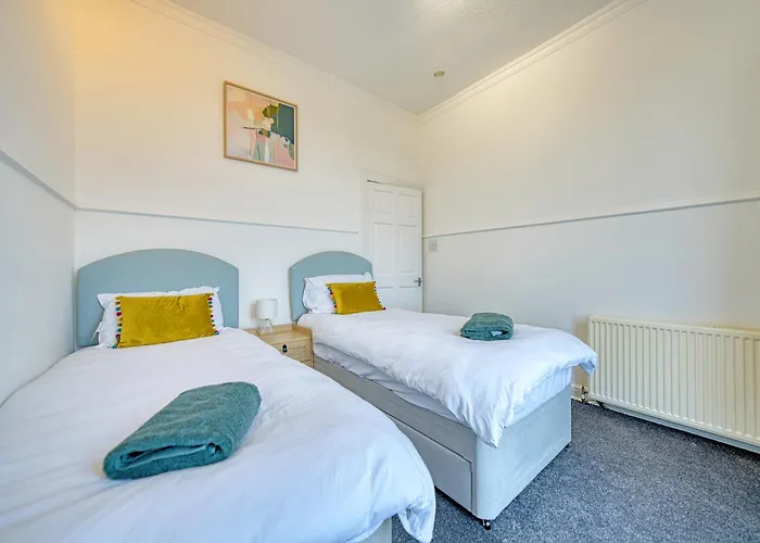 3br Flat Near Maryhill Park And West End With Parking *