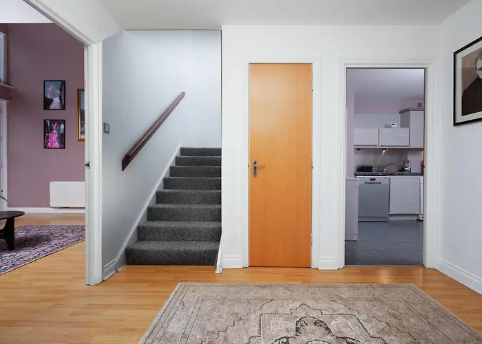 5 Bed Finnieston Skyhigh Duplex With Parking Glasgow