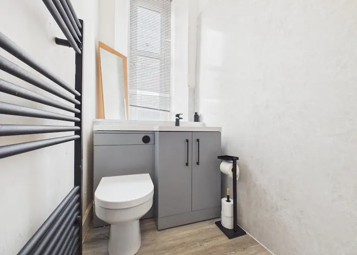 West End Traditional Flat With Free Parking 公寓