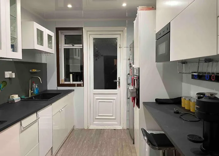 Large Double In A House At Westend Homestay Glasgow