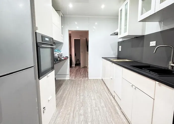 Large Double In A House At Westend Glasgow