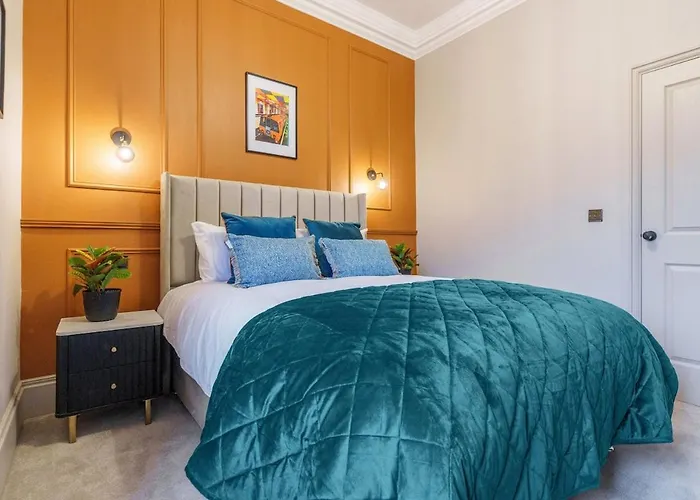 Spacious 5 Bedroom With 3 Bathrooms And Private Parking * Glasgow