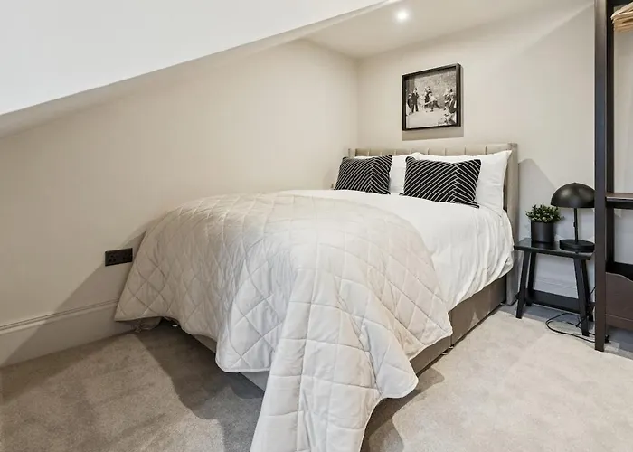 Spacious 5 Bedroom With 3 Bathrooms And Private Parking