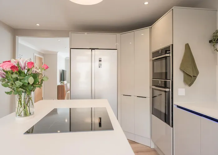 Henderson House - West End 3 Bedroom Family