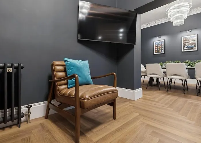 Tatil Evi Spacious 5 Bedroom With 3 Bathrooms And Private Parking Glasgow