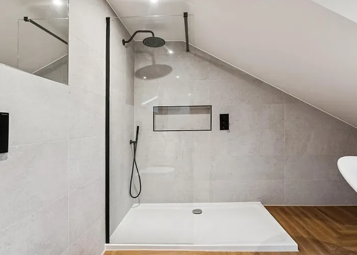 Spacious 5 Bedroom With 3 Bathrooms And Private Parking Glasgow