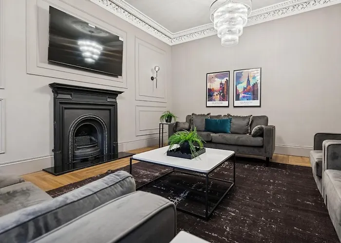 Spacious 5 Bedroom With 3 Bathrooms And Private Parking