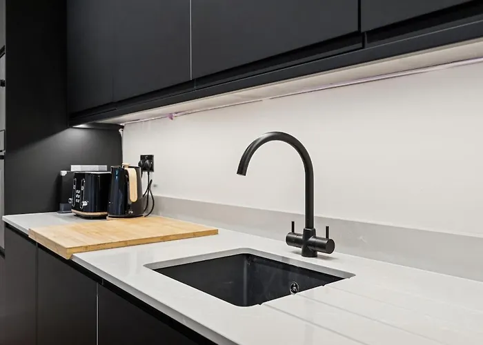 Spacious 5 Bedroom With 3 Bathrooms And Private Parking