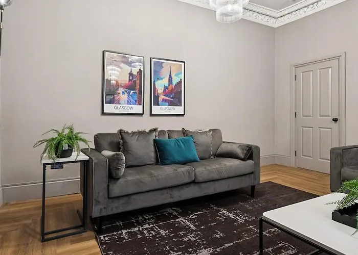 Tatil Evi Spacious 5 Bedroom With 3 Bathrooms And Private Parking Glasgow
