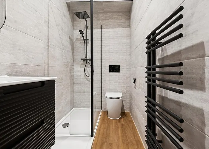 Spacious 5 Bedroom With 3 Bathrooms And Private Parking *