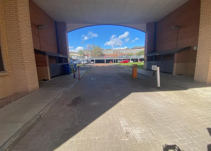 Modern 2 Bedroom Flat With Private Parking *