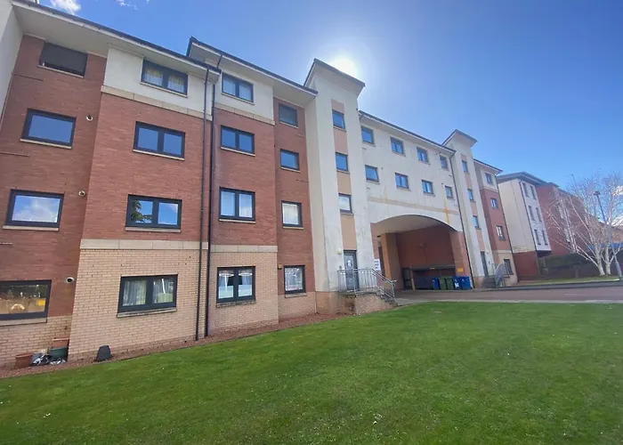 Modern 2 Bedroom Flat With Private Parking