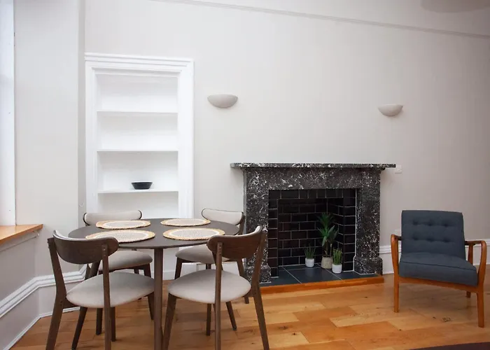 Stylish Southside 2 Bedroom Flat With Free Parking *