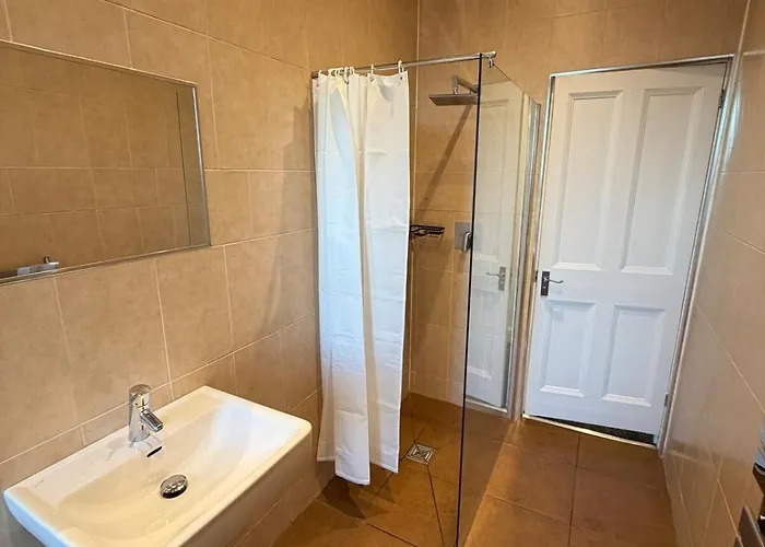 Spacious Tenement With Free Parking