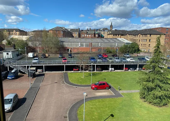 Modern 2 Bedroom Flat With Private Parking * Glasgow