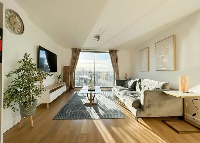 Stunning River View Centre Glasgow