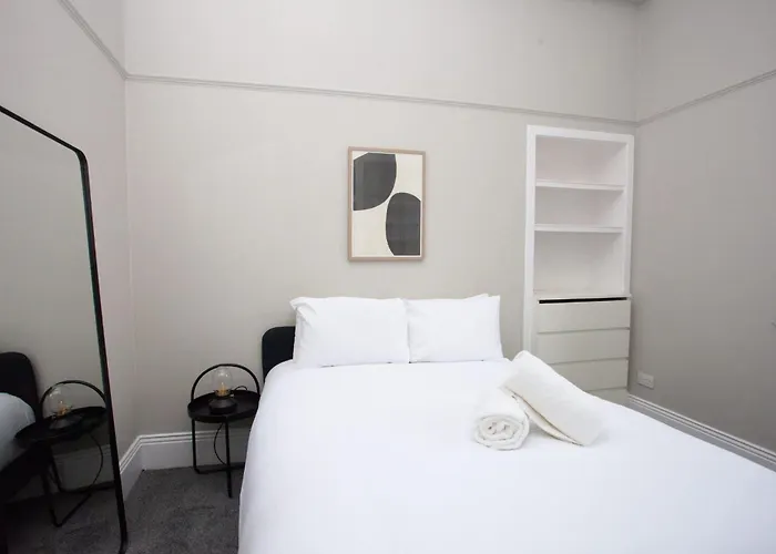 Stylish Southside 2 Bedroom Flat With Free Parking *