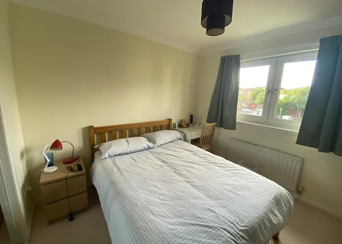 Modern 2 Bedroom Flat With Private Parking Апартаменты *