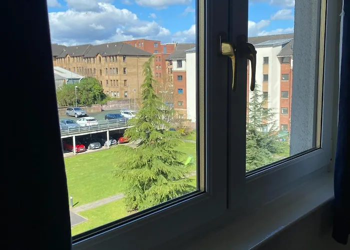Modern 2 Bedroom Flat With Private Parking * Glasgow