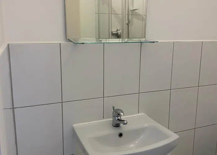 Modern 2 Bedroom Flat With Private Parking * Glasgow