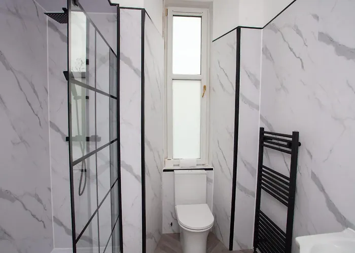 Stylish Southside 2 Bedroom Flat With Free Parking *