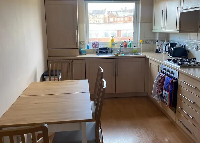 Modern 2 Bedroom Flat With Private Parking Апартаменты