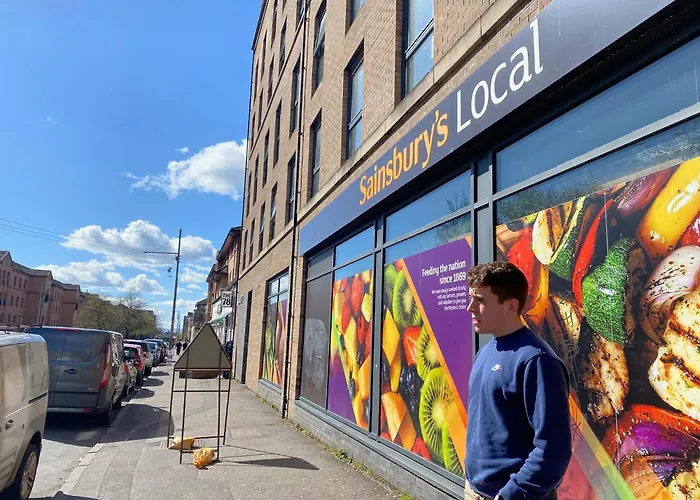 Modern 2 Bedroom Flat With Private Parking Glasgow