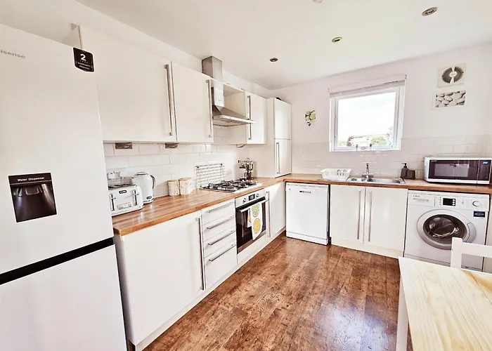 Modern 5 Bedroom Townhouse With Free Parking غلاسغو