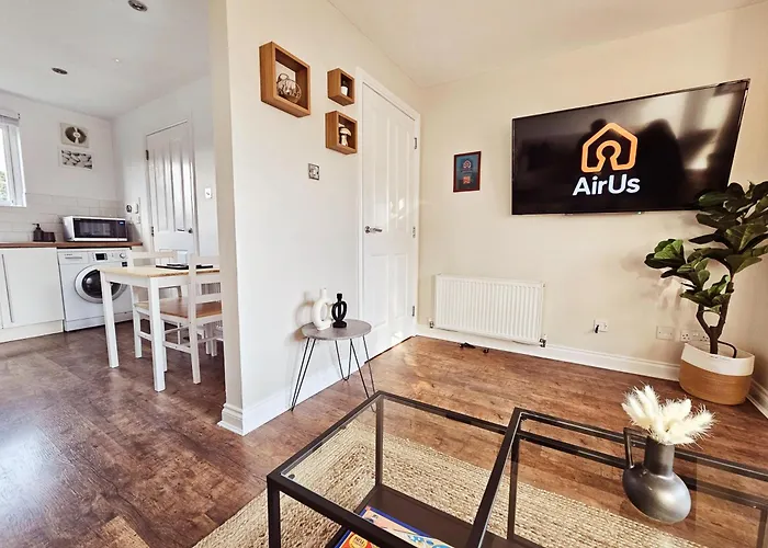 Modern 5 Bedroom Townhouse With Free Parking بيت للعطل