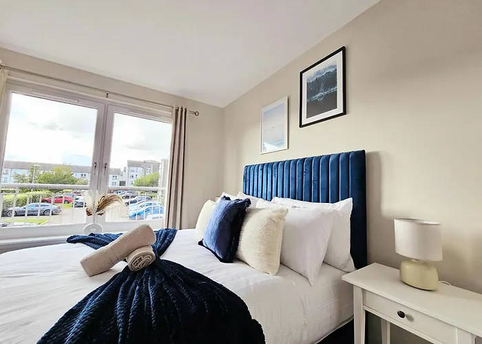 Modern 5 Bedroom Townhouse With Free Parking غلاسغو