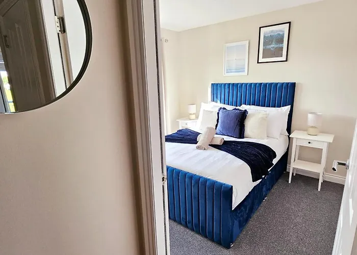 Modern 5 Bedroom Townhouse With Free Parking *