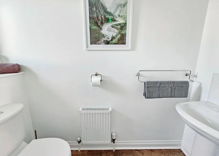 Modern 5 Bedroom Townhouse With Free Parking *