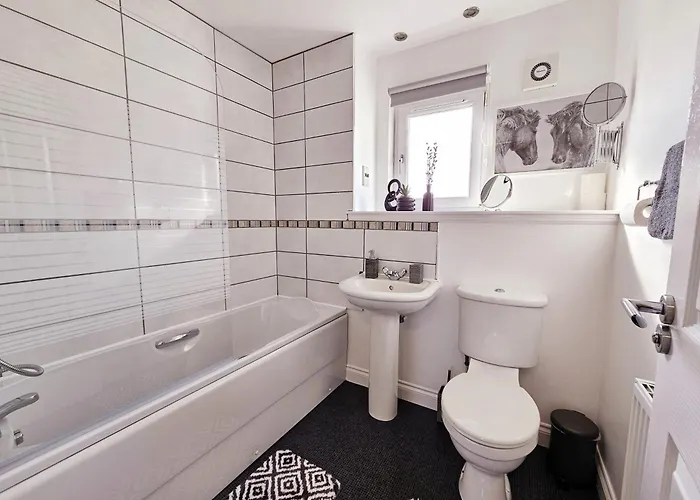 Modern 5 Bedroom Townhouse With Free Parking * غلاسغو