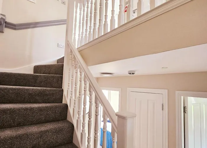 Modern 5 Bedroom Townhouse With Free Parking 度假居