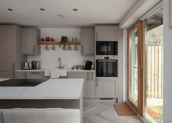 Newly Renovated 3 Bedroom Modern House Дом отдыха