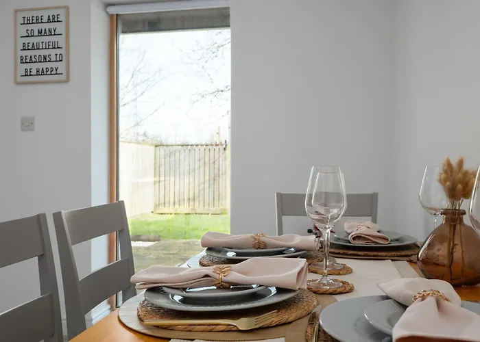 Newly Renovated 3 Bedroom Modern House *