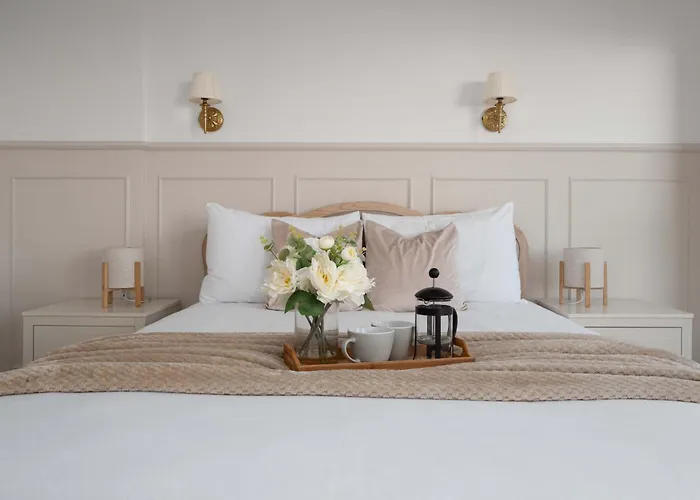 Newly Renovated 3 Bedroom Modern House Дом отдыха *