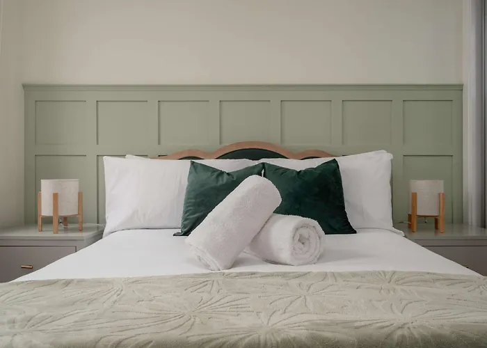 Newly Renovated 3 Bedroom Modern House * Глазго